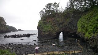 急峻な日本海の断崖にある岩に空いた「門」のような大きな穴。なかなか見ごたえがあります。