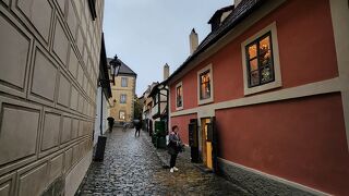 可愛いらしい家々が並ぶ小路。