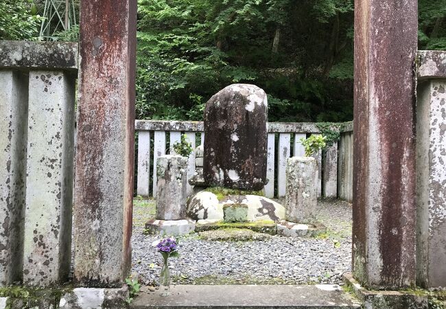 源頼家の墓：鎌倉幕府二代将軍、指月殿の境内にある