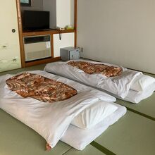 お部屋は古い作りですが、きれいに掃除されていました。