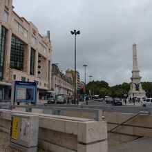 小雨が降る日の駅前