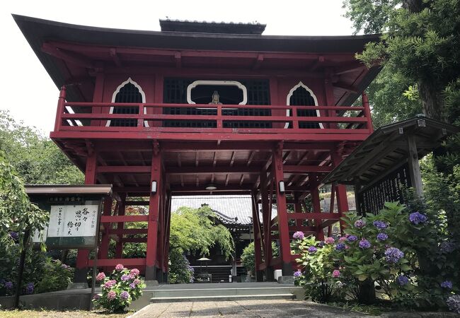 青雲寺（静岡県土肥）：朱色の山門が印象的な