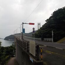 殿ノ浦側から見る呼子大橋。左の通路は弁天遊歩橋に行けます。