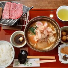 飛騨牛の陶板焼きとうどんの定食１５００円