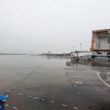 雨の松山空港。