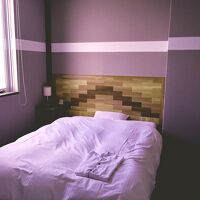 部屋は結構広々としている。