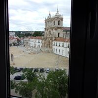 客室の窓から見たアルコバサ修道院