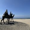 沙漠を旅しているようなラクダの像