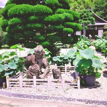 敷地内の満月寺にある石の仁王像。