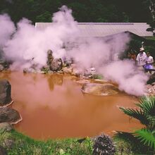 血の池地獄をほうふつとさせる池が園内にも。