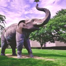 巨大な象のモニュメントが印象的。