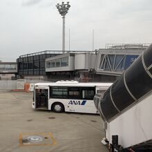 伊丹空港ではタラップの利用だった。