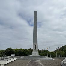 丘の上に建つ記念塔