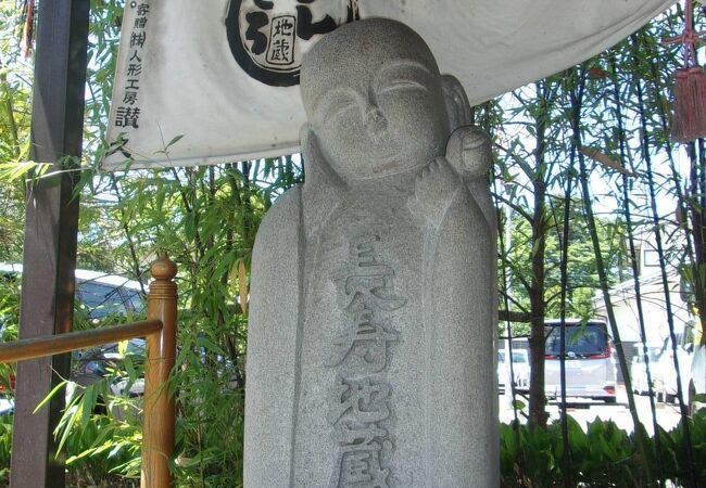 平成15年に「成田山薬師寺」参道に建立されたまだ新しいが人気沸騰のお地蔵さま