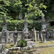 勝浦の基盤を造った植村家宝筺印塔が境内にある