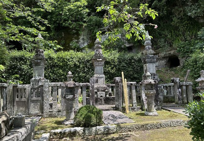 勝浦の基盤を造った植村家宝筺印塔が境内にある