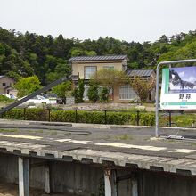 駅のホームと根元から倒れた柱