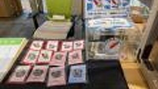 シマエナガの缶バッジあります