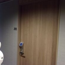 部屋は暗証番号で開けます