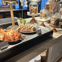 無料のアフタヌーンティー。写真はごく一部。かなり種類豊富。