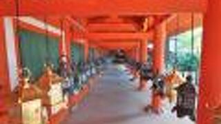 釣り燈籠が並ぶ回廊