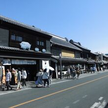 真ん中の建物です。