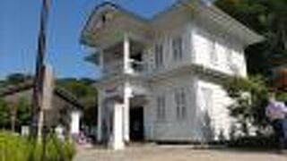 青空に白い建物が映えて綺麗　