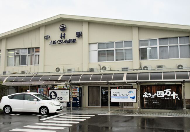 四万十川周辺や足摺岬方面への観光の拠点になっています