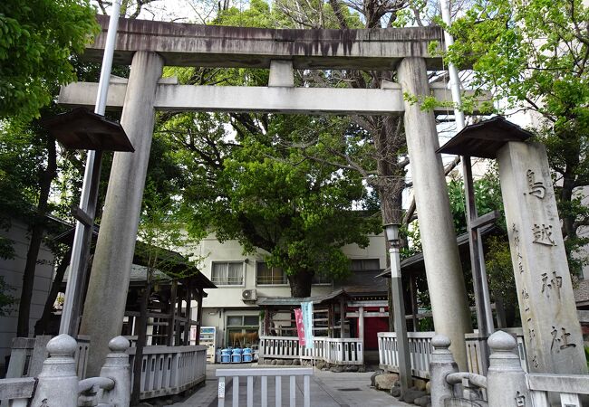 ビルに囲まれた歴史ある神社