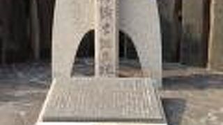 ABC放送局の川沿いに。