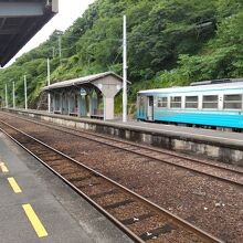 下りホームには宇和島方面の列車が停車中。