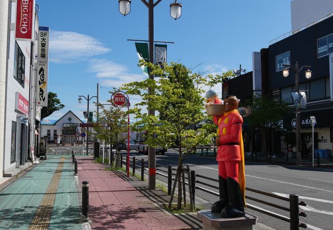 大きな通りに石ノ森章太郎の漫画キャラのオブジェがあります