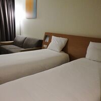 やや殺風景な部屋。必要な設備はそろっている