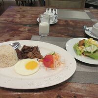 手前の大きな皿が選択したフィリピン定番の朝食。美味しかった。
