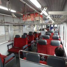 新飯塚駅から桂川駅までは新しい電車に乗って移動する