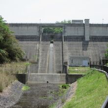 2009年（平成21年）竣工の重力式コンクリートダム