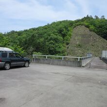 ダム左岸に駐車場有