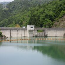 常用洪水吐・非常用洪水吐ともに自然越流式