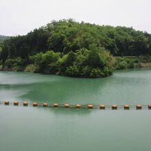 「みくまりダム」によって形成された「大芋湖（おくもっこ）」