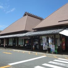 道の駅うきはの農作物などの販売棟。茅葺農家のような感じです。