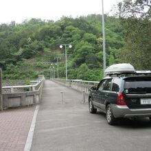 ダム右岸に駐車場有