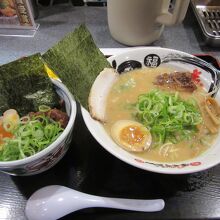 「ふくちあんラーメン」と「ふくちあん丼」