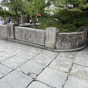 大原美術館前の龍の装飾のある橋