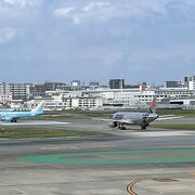 飛行機の離発着が目の前で見れます。