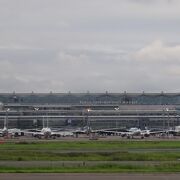 これからも国際線が増えれば、滑走路や上空からの進入路は大丈夫かと心配もあります。