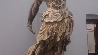 仏像の数がすごい　大迫力の金剛力士立像は必見