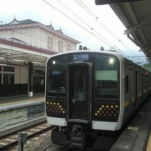 歴史ある日光駅左奥と宇都宮行きの車両