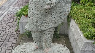 宇都宮駅の2階ペデストリアンデッキにある大谷石造りの餃子像