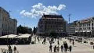 大勢の人でにぎわう開放的な空間