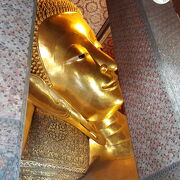 バンコク最古の寺院にある、涅槃仏